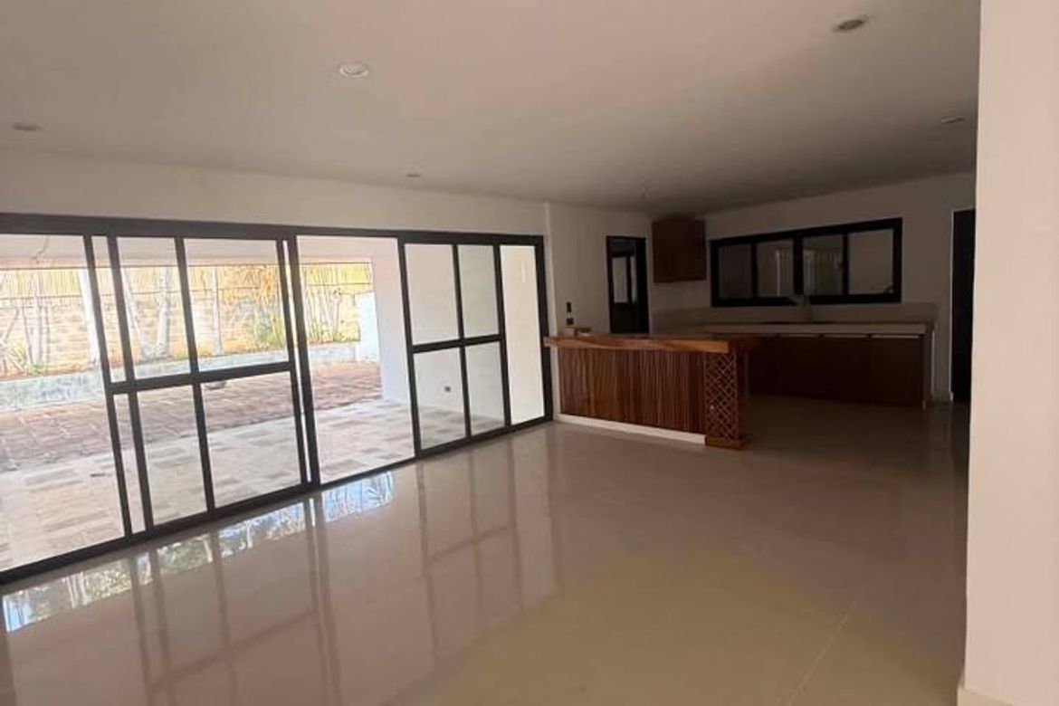 5 Bedroom House for Sale in Merville, Parañaque, Metro Manila – photo 3