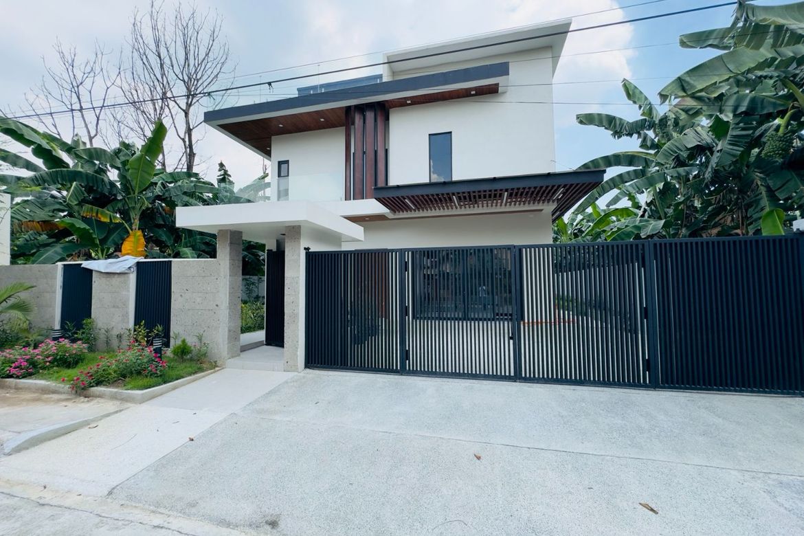 5 Bedroom House for Sale in Pasong Putik Proper, Quezon City, Metro Manila