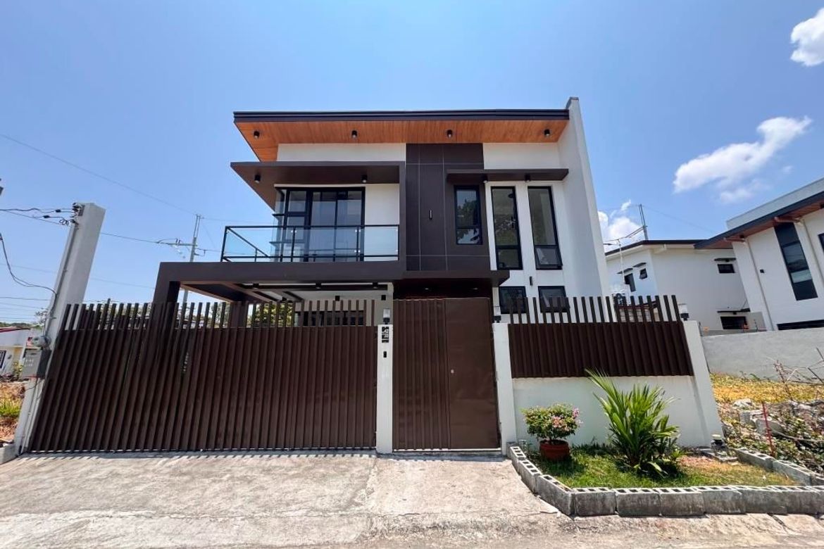 5 Bedroom House for Sale in Poblacion, Muntinlupa, Metro Manila