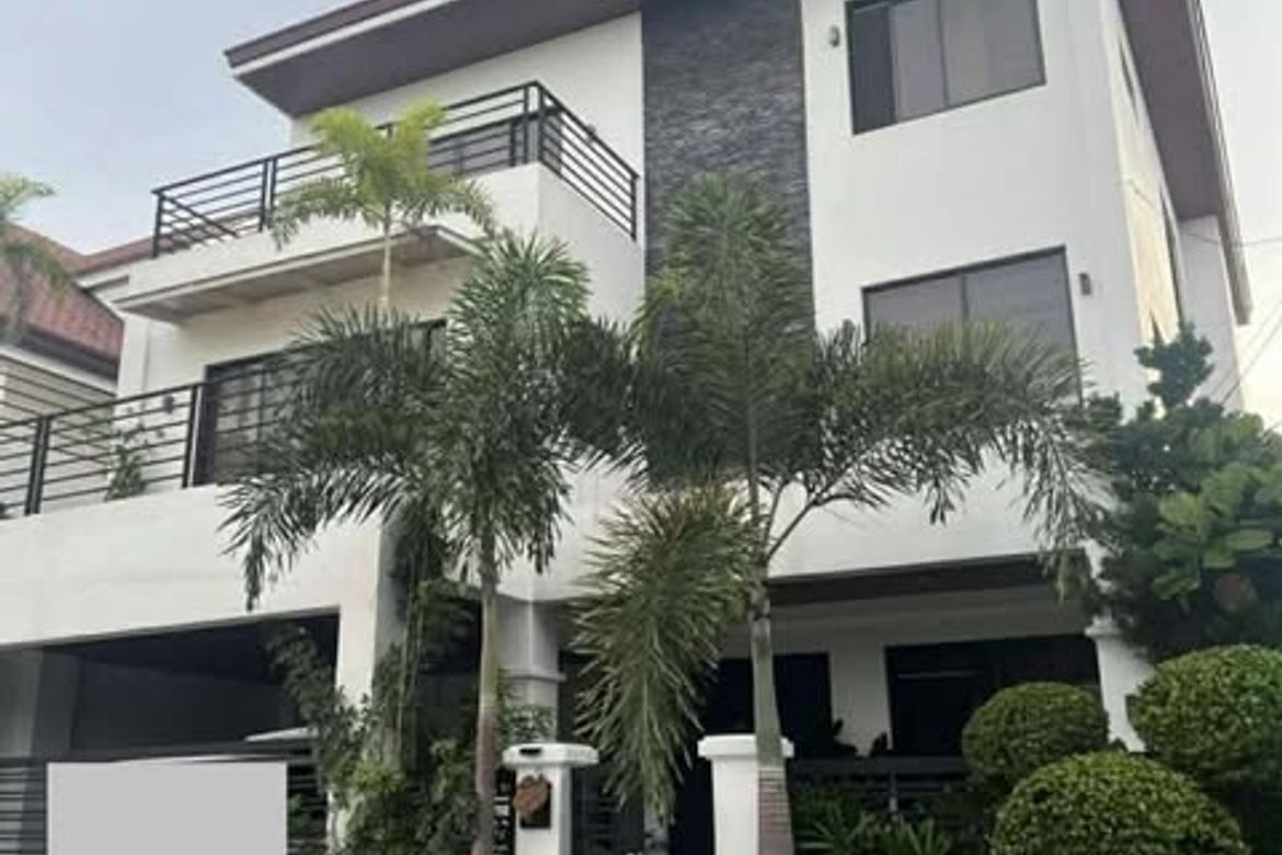 5 Bedroom House for Sale in Pulang Lupa Dos, Las Piñas, Metro Manila