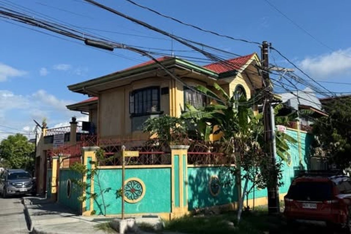 5 Bedroom House for Sale in Pulang Lupa Dos, Las Piñas, Metro Manila