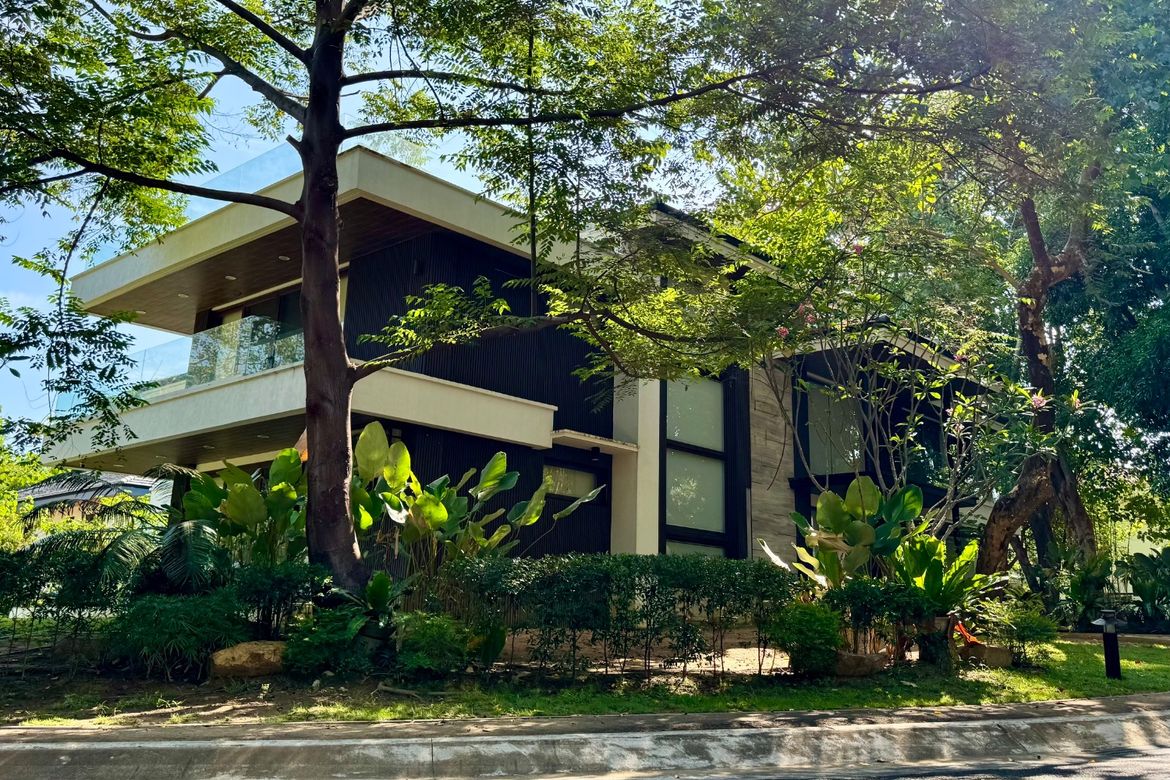 5 Bedroom House for Sale in Sabang, Morong, Bataan