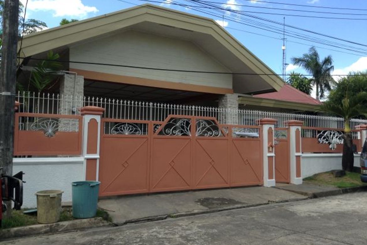 5 Bedroom House for Sale in San Jose, Angeles, Pampanga