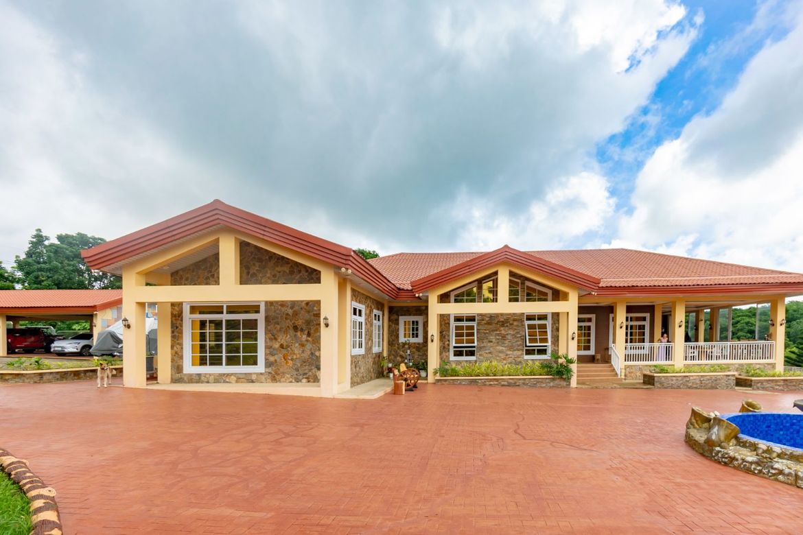 5 Bedroom House for Sale in San Jose, Tagaytay, Cavite