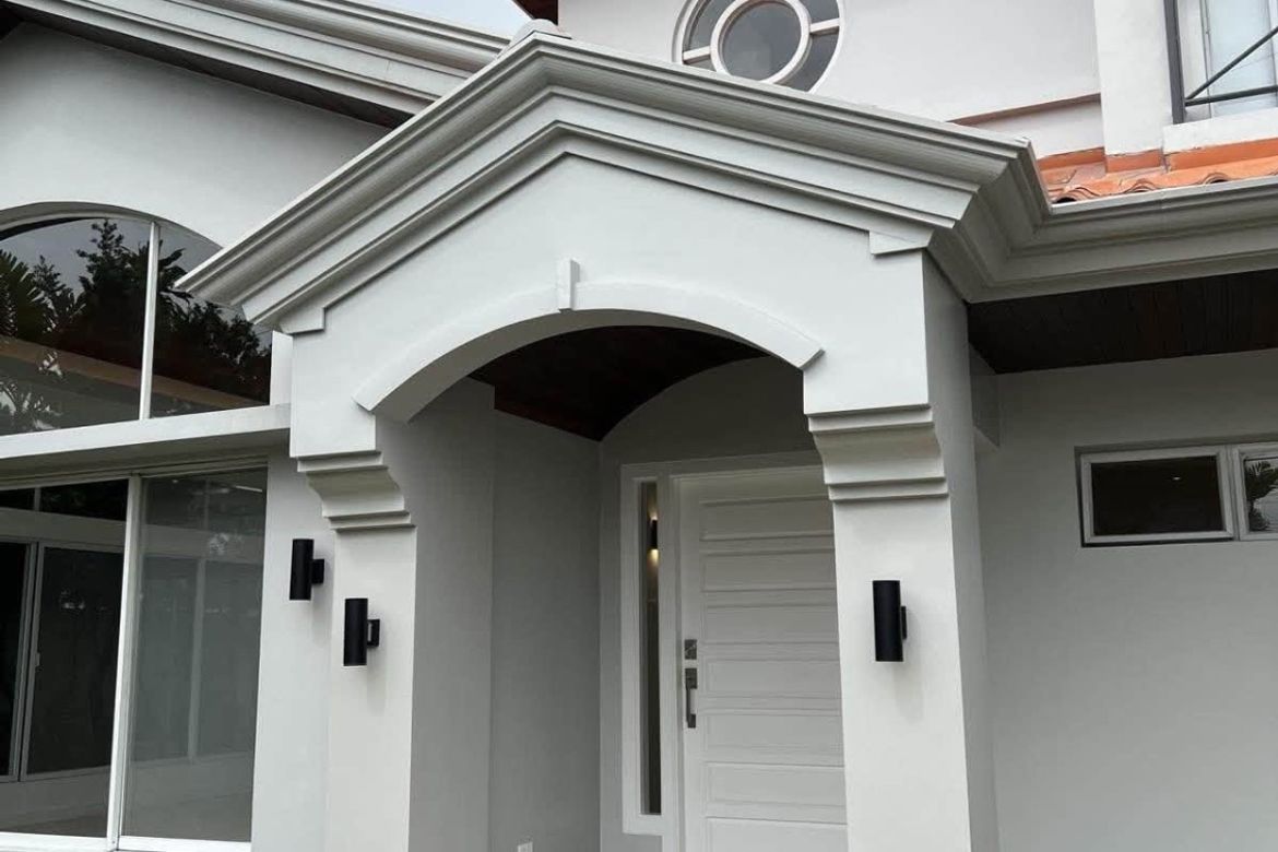 5 Bedroom House for Sale in San Lorenzo, Makati, Metro Manila near MRT-3 Ayala