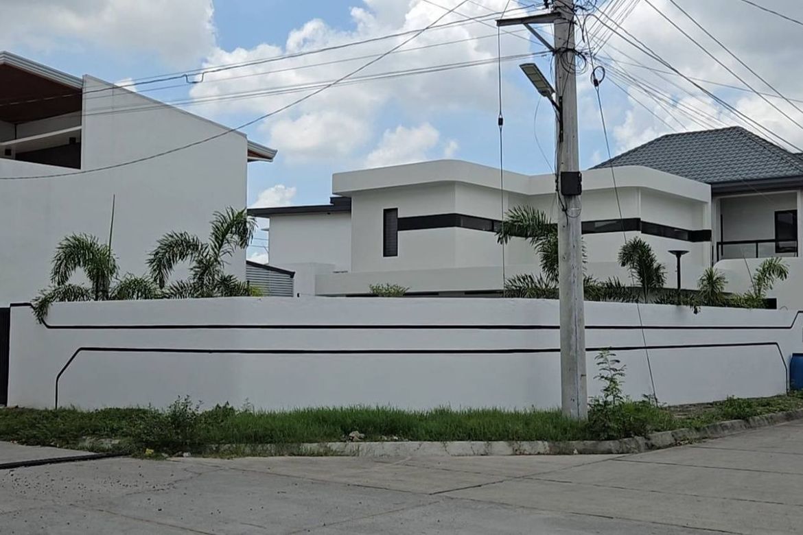 5 Bedroom House for Sale in Telabastagan, San Fernando, Pampanga