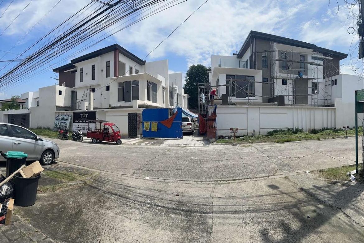 5 Bedroom Townhouse for Sale in Almanza Uno, Las Piñas, Metro Manila