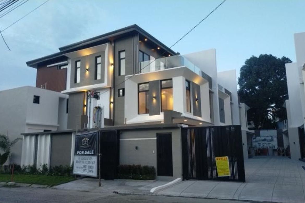 5 Bedroom Townhouse for Sale in Almanza Uno, Las Piñas, Metro Manila