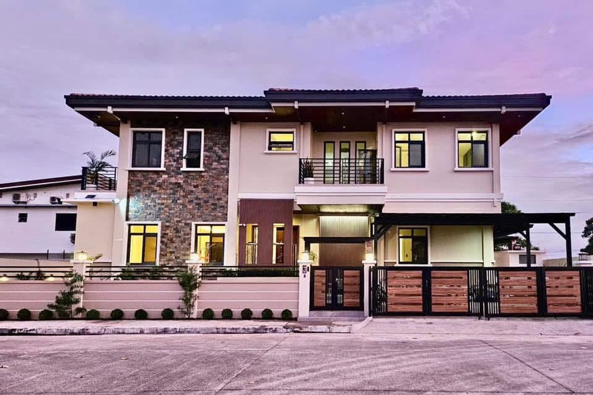 5 Bedroom Townhouse for Sale in Bacao II, General Trias, Cavite