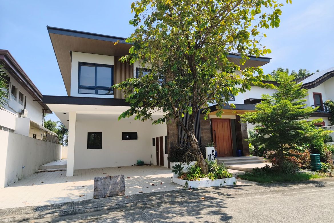 5 Bedroom Townhouse for Sale in Bayanan, Bacoor, Cavite