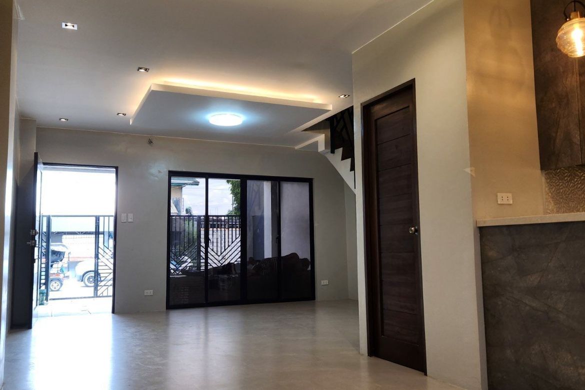 5 Bedroom Townhouse for Sale in Guitnang Bayan I, San Mateo, Rizal