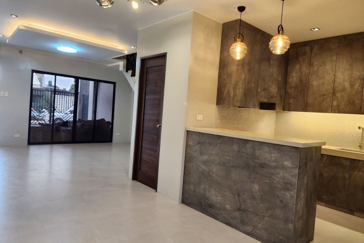 5 Bedroom Townhouse for Sale in Guitnang Bayan I, San Mateo, Rizal – photo 4