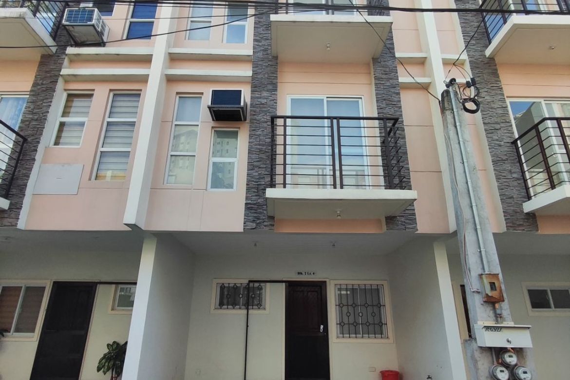 5 Bedroom Townhouse for Sale in Marulas, Valenzuela, Metro Manila