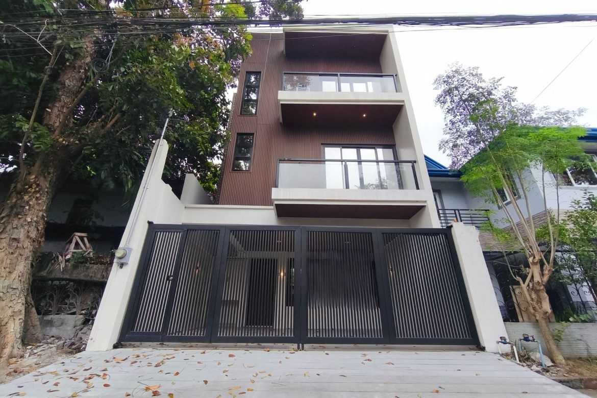 5 Bedroom Townhouse for Sale in Mayamot, Antipolo, Rizal