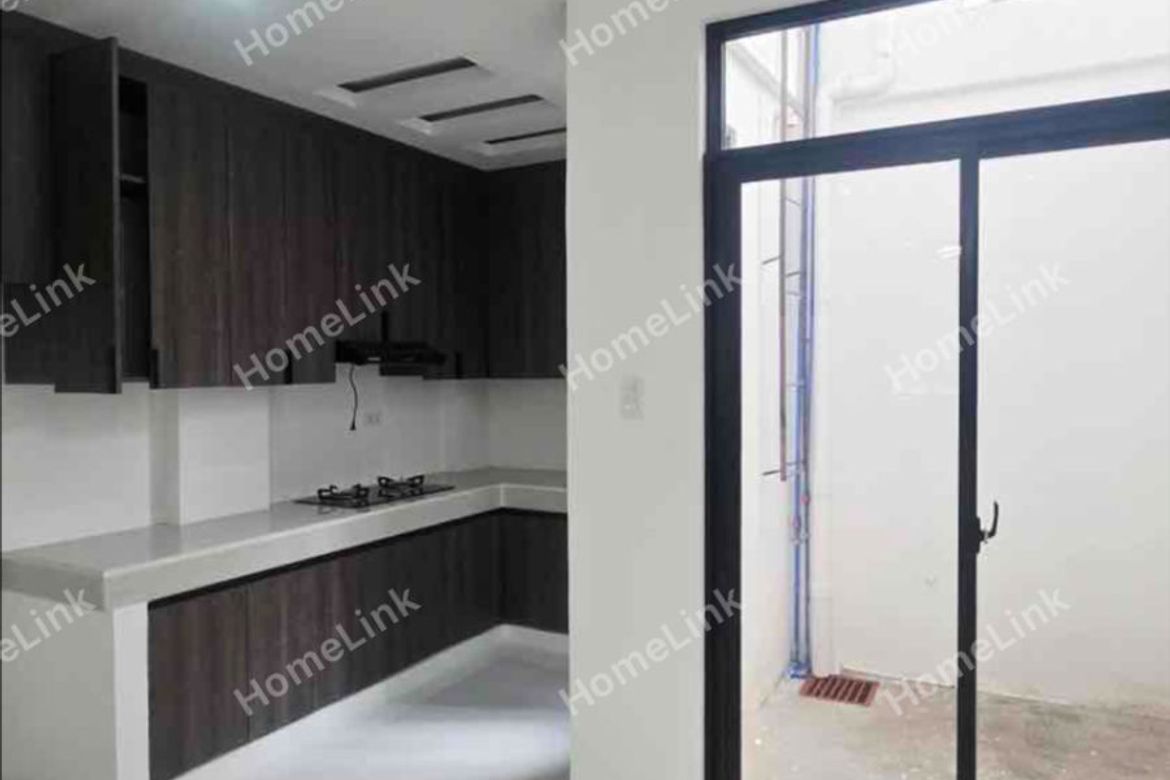 5 Bedroom Townhouse for Sale in Pilar, Las Piñas, Metro Manila – photo 4