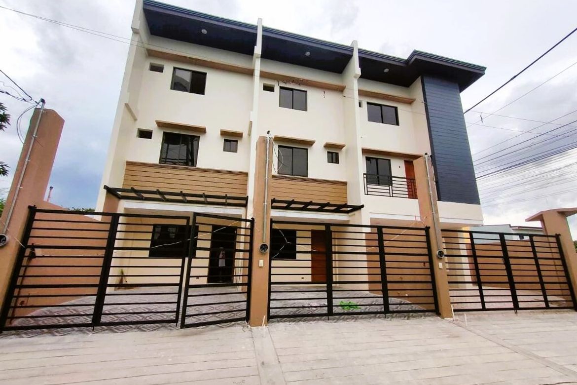 5 Bedroom Townhouse for Sale in Poblacion, Muntinlupa, Metro Manila