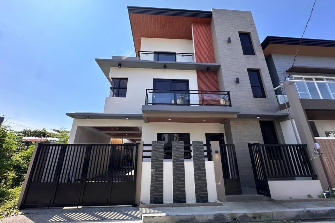 5 Bedroom Townhouse for Sale in San Andres, Cainta, Rizal