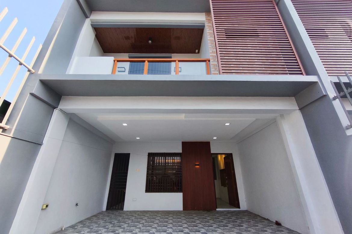 5 Bedroom Townhouse for Sale in San Dionisio, Parañaque, Metro Manila – photo 2