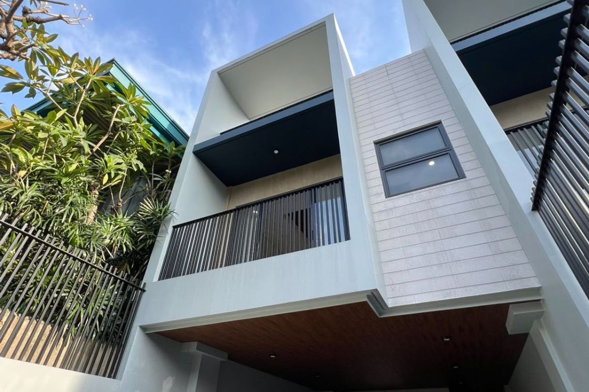 5 Bedroom Townhouse for Sale in Santa Mesa, Manila, Metro Manila near LRT-2 V. Mapa