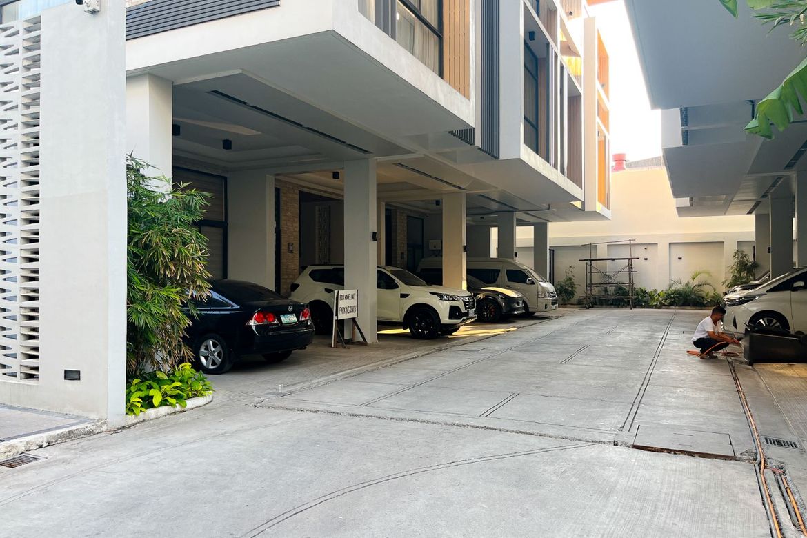 5 Bedroom Townhouse for Sale in Santo Domingo, Quezon City, Metro Manila – photo 3