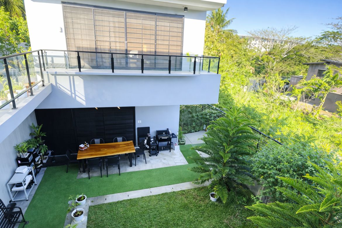 5 Bedroom Townhouse for Sale in Silang Junction North, Tagaytay, Cavite