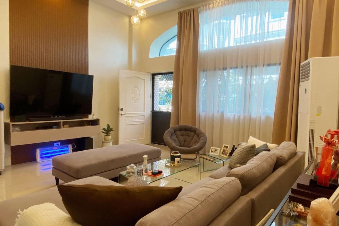 5 Bedroom Townhouse for Sale in South Triangle, Quezon City, Metro Manila near MRT-3 Quezon Avenue