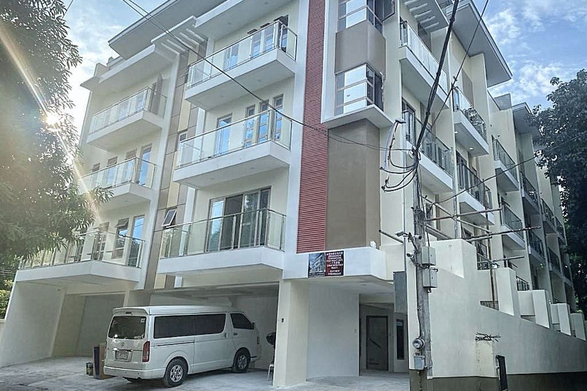 5 Bedroom Townhouse for Sale in Tambo, Parañaque, Metro Manila