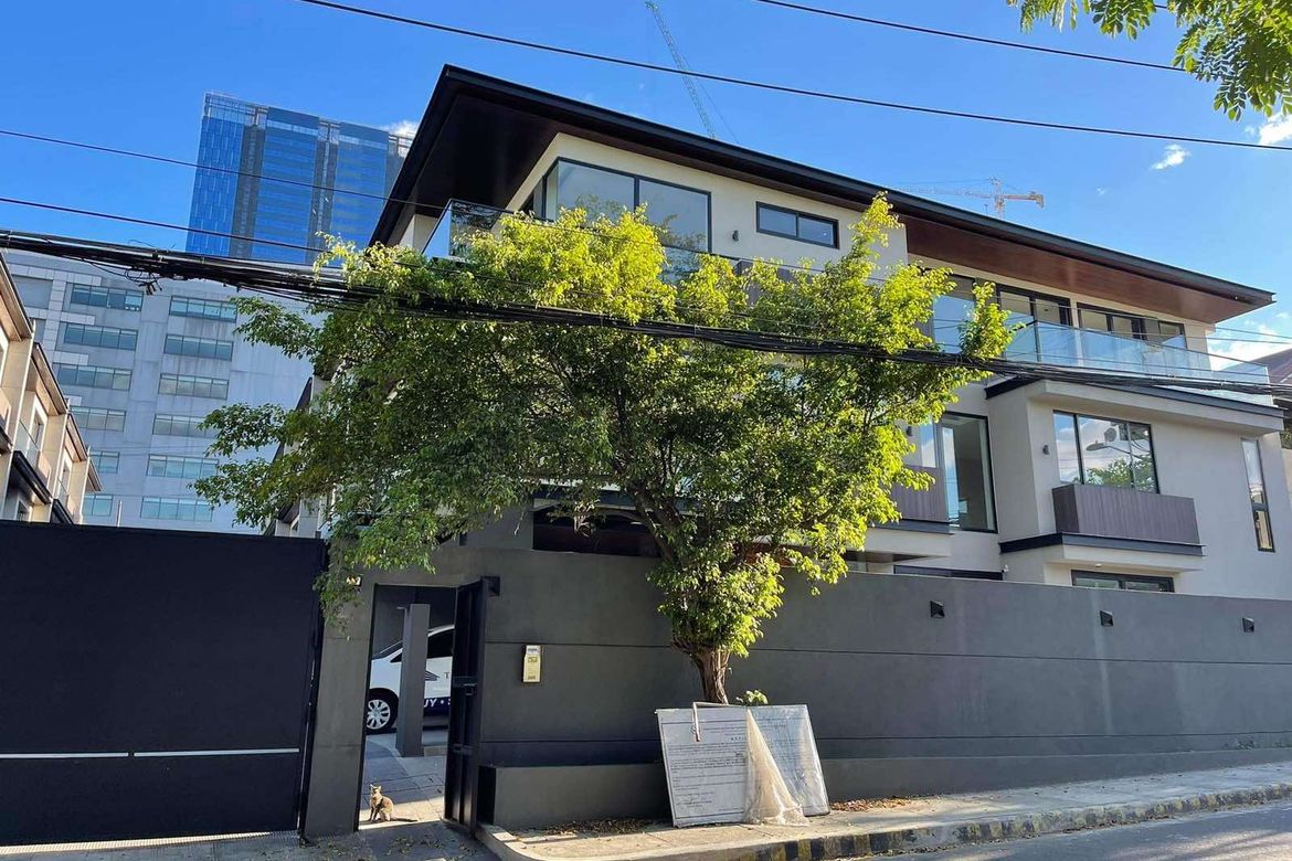 5 Bedroom Townhouse for Sale in Ugong, Pasig, Metro Manila