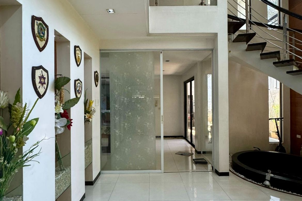 5 Bedroom Townhouse for Sale in West Crame, San Juan, Metro Manila near MRT-3 Santolan – photo 2