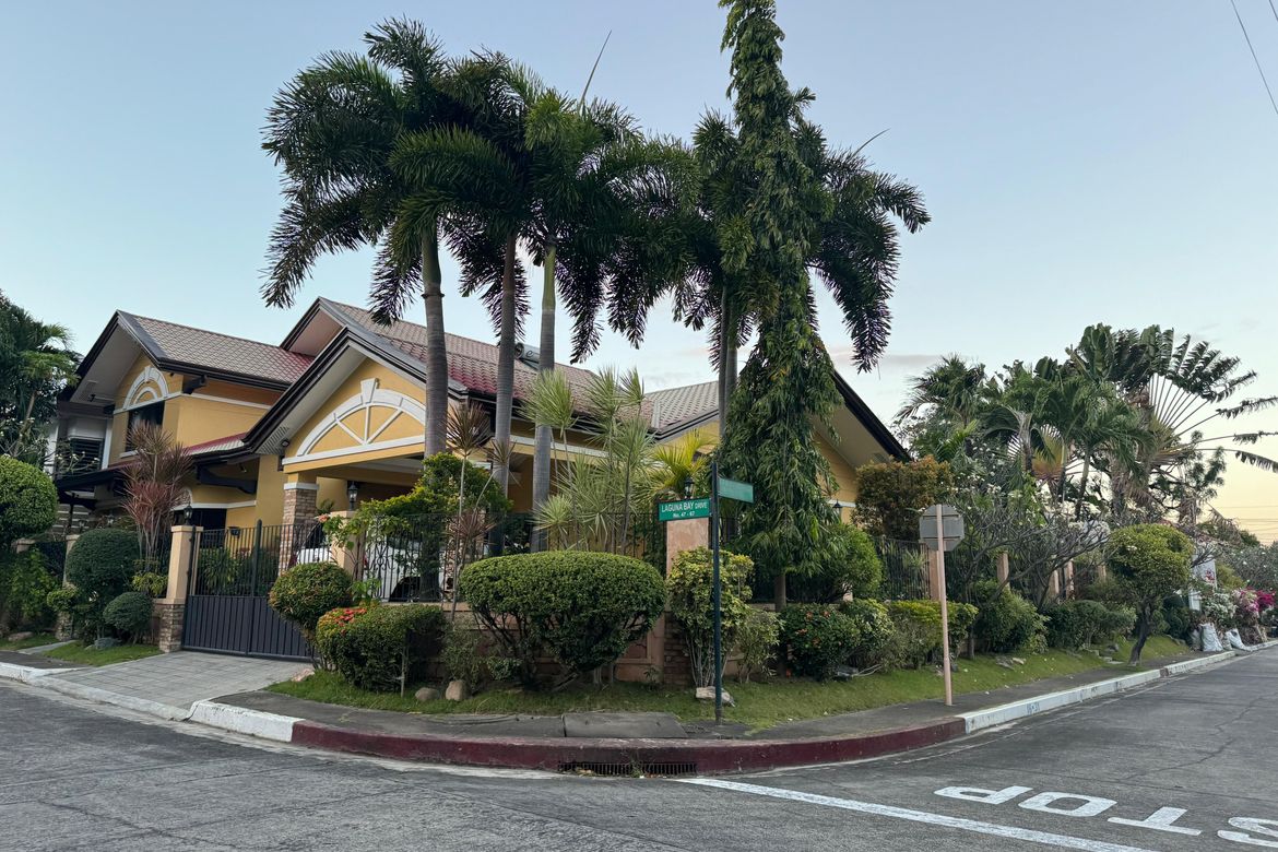 5 Bedroom Villa for Sale in BF Homes, Parañaque, Metro Manila