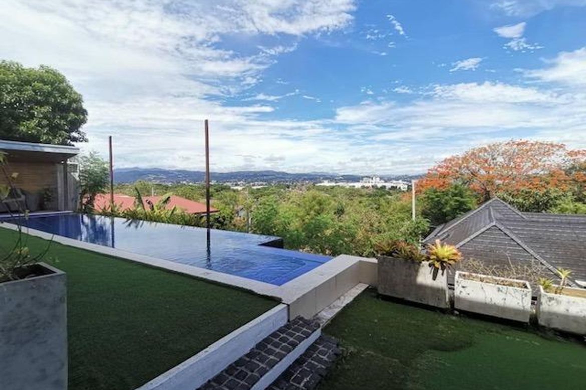 5 Bedroom Villa for Sale in LOYOLA GRAND VILLAS, Ramon Magsaysay, Quezon City, Metro Manila near LRT-1 Roosevelt