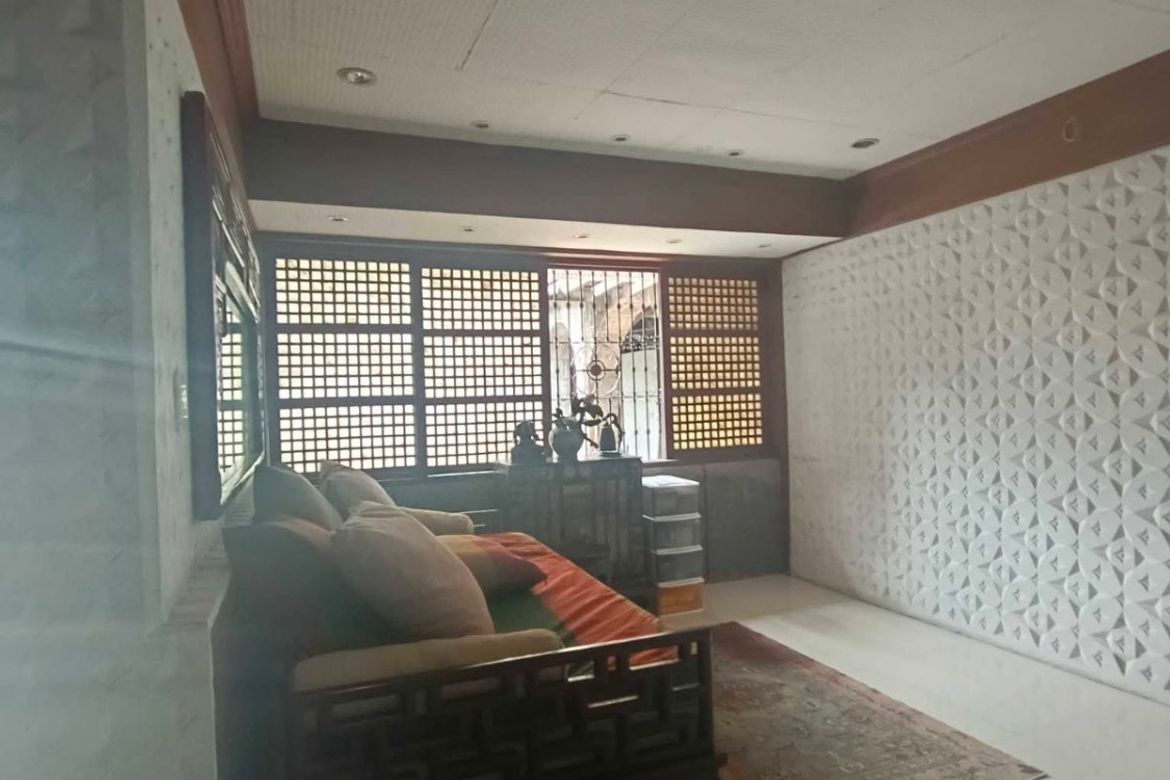 6 Bedroom Commercial for Sale in Loyola Heights, Quezon City, Metro Manila near LRT-2 Katipunan