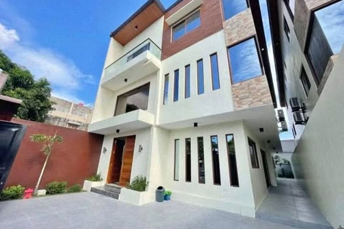 6 Bedroom House for Rent in Don Bosco, Parañaque, Metro Manila