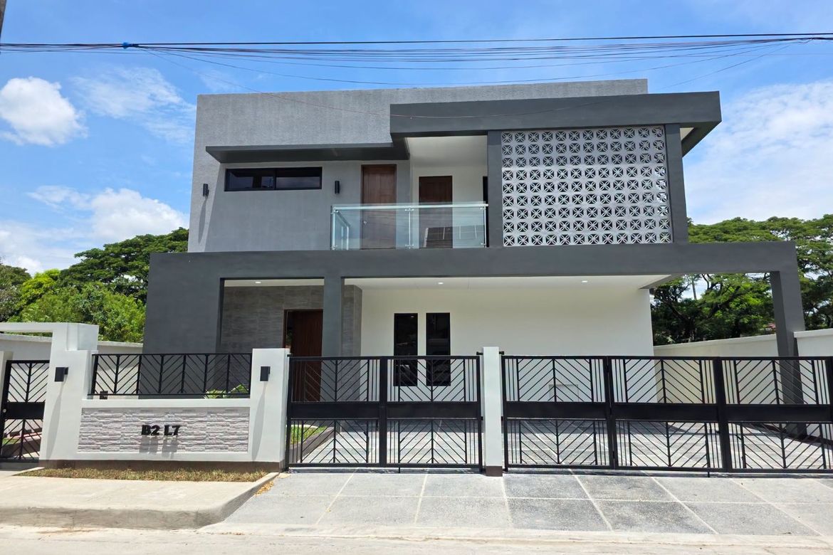 6 Bedroom House for Sale in Anabu II-D, Imus, Cavite – photo 2