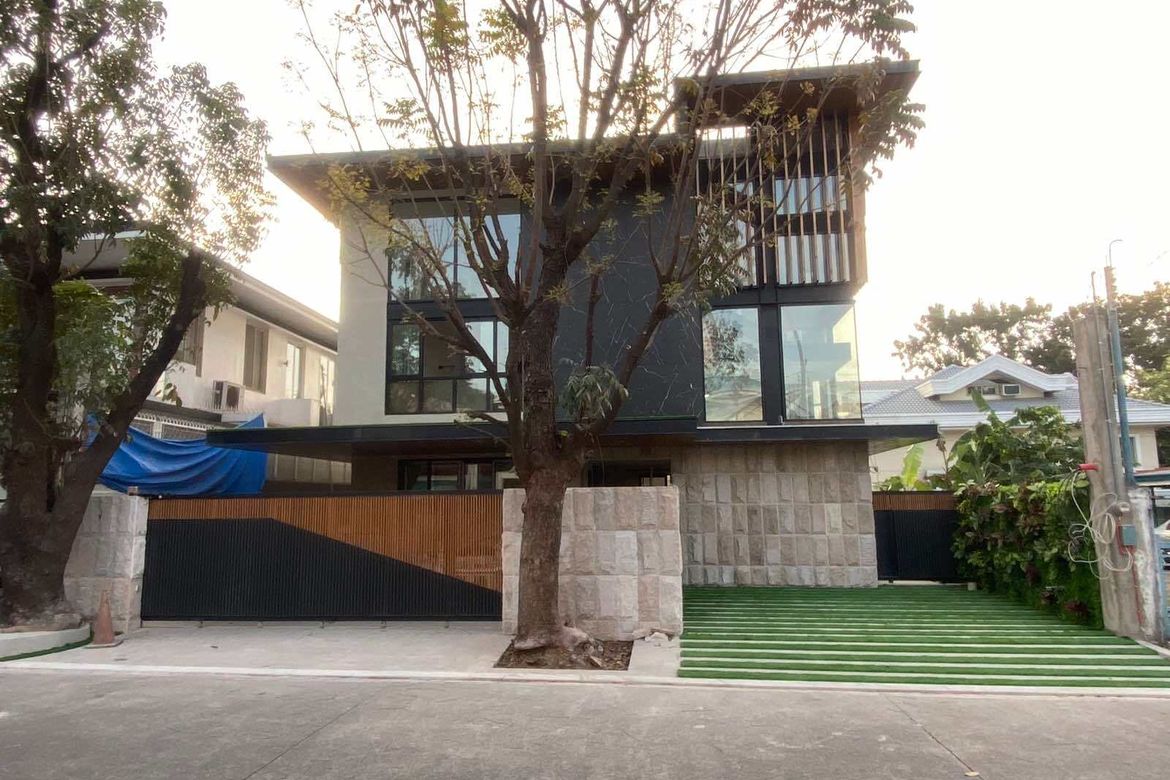 6 Bedroom House for Sale in Bagumbayan, Quezon City, Metro Manila