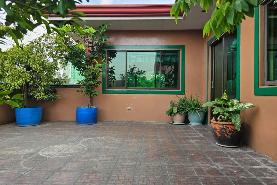 6 Bedroom House for Sale in Balingasa, Quezon City, Metro Manila near LRT-1 Balintawak