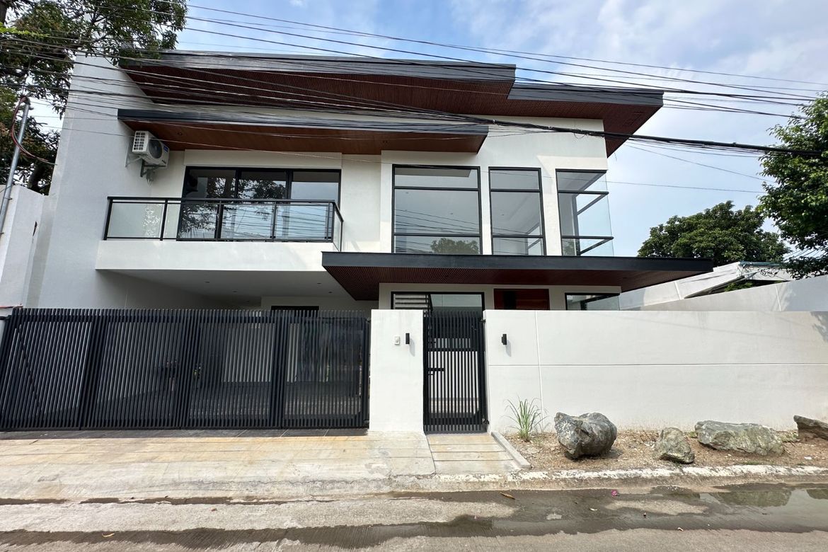 6 Bedroom House for Sale in Barangay 169, Caloocan, Metro Manila