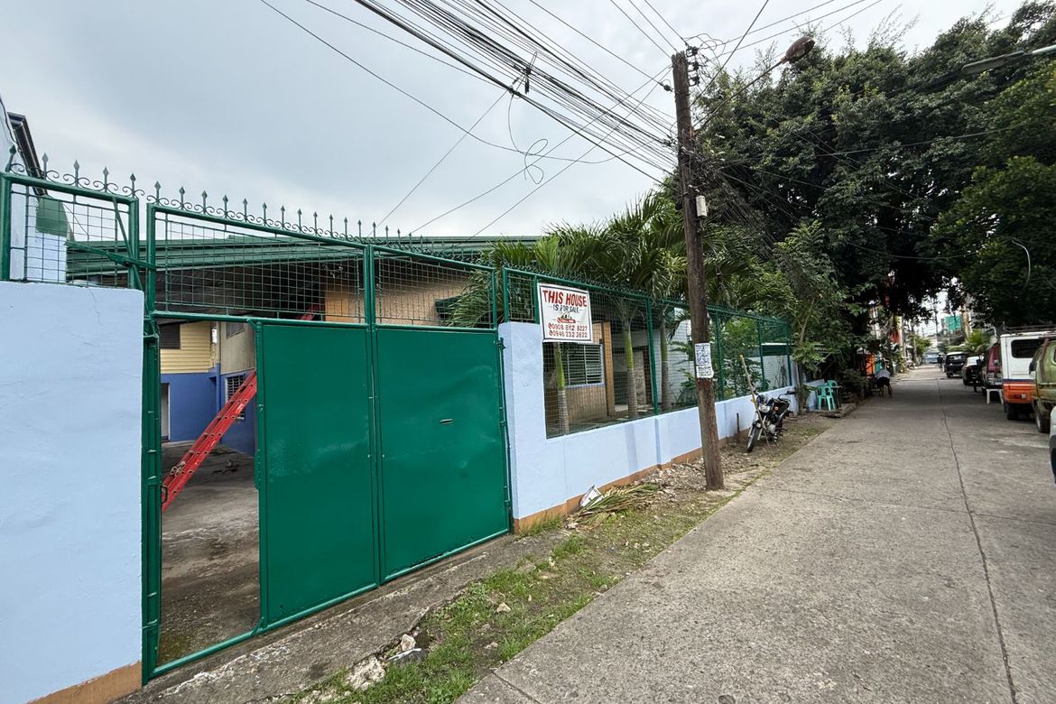 6 Bedroom House for Sale in Barangay 33, Bacolod, Negros Occidental