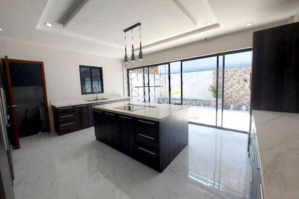 6 Bedroom House for Sale in Batasan Hills, Quezon City, Metro Manila – photo 6