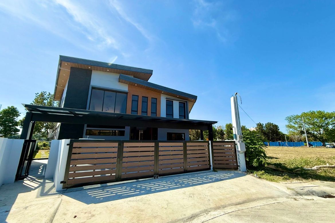 6 Bedroom House for Sale in Cabilang Baybay, Carmona, Cavite