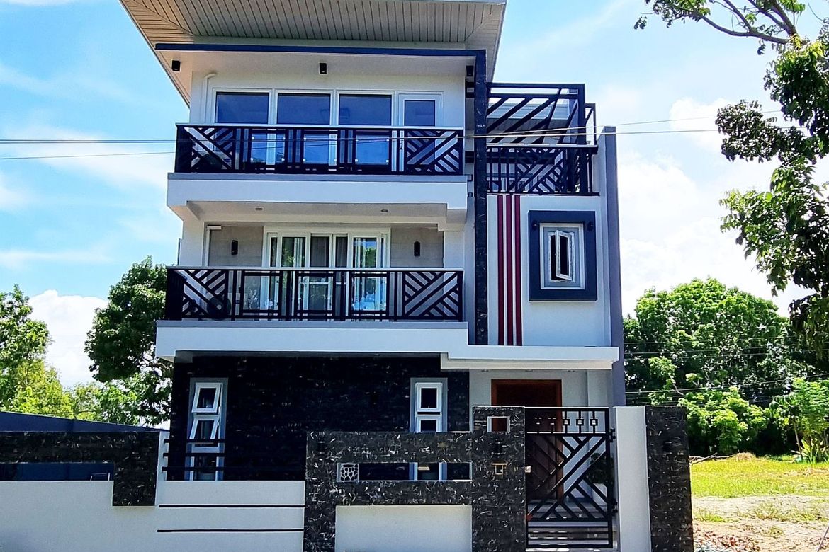 6 Bedroom House for Sale in Cadulawan, Talisay, Cebu