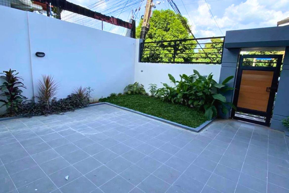6 Bedroom House for Sale in Commonwealth, Quezon City, Metro Manila – photo 2