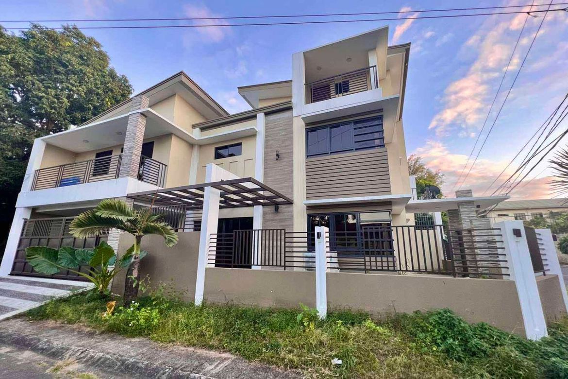 6 Bedroom House for Sale in Commonwealth, Quezon City, Metro Manila