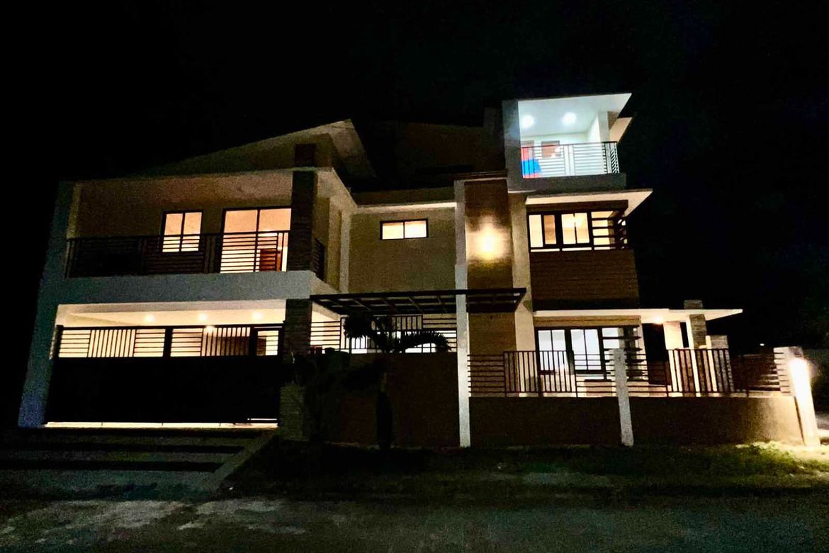 6 Bedroom House for Sale in Commonwealth, Quezon City, Metro Manila – photo 2