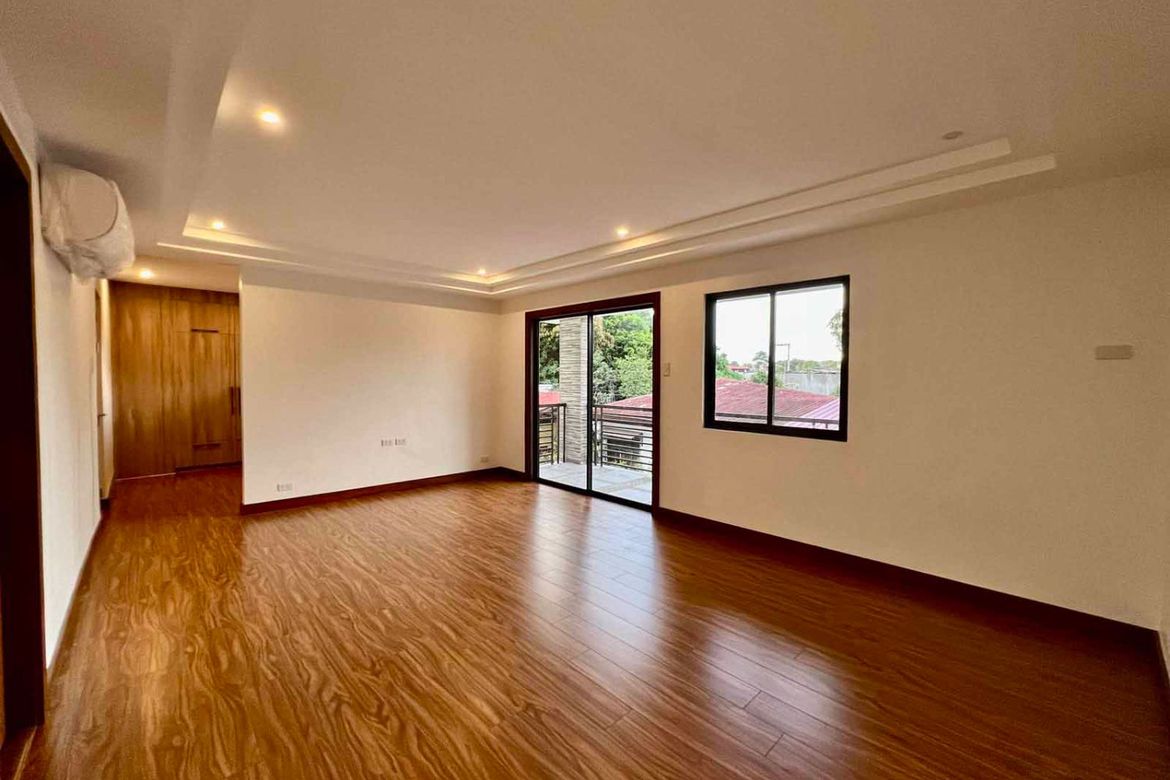 6 Bedroom House for Sale in Commonwealth, Quezon City, Metro Manila – photo 8