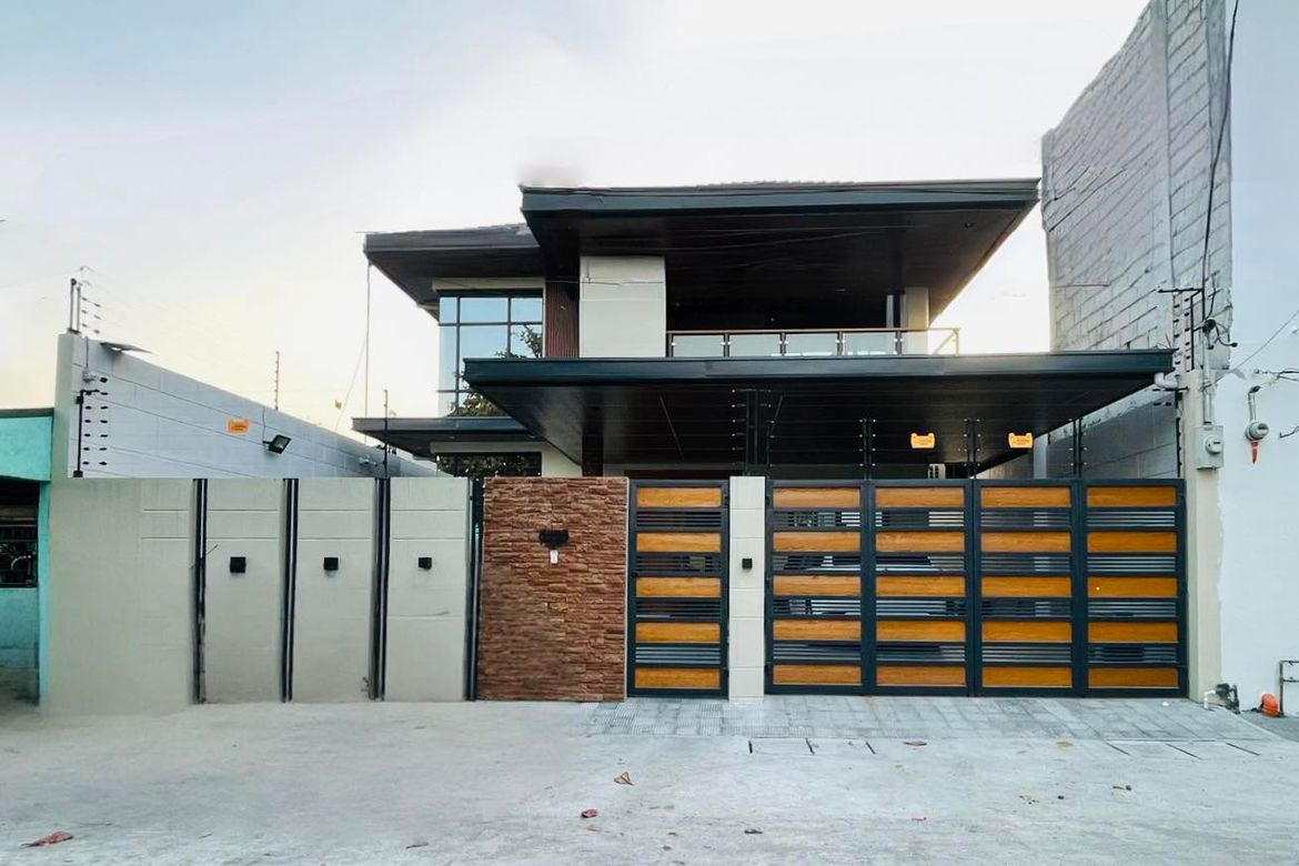 6 Bedroom House for Sale in Cutcut, Angeles, Pampanga