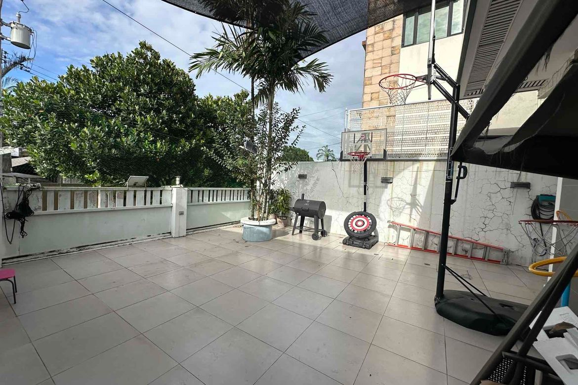 6 Bedroom House for Sale in Damayang Lagi, Quezon City, Metro Manila near LRT-2 J. Ruiz – photo 2