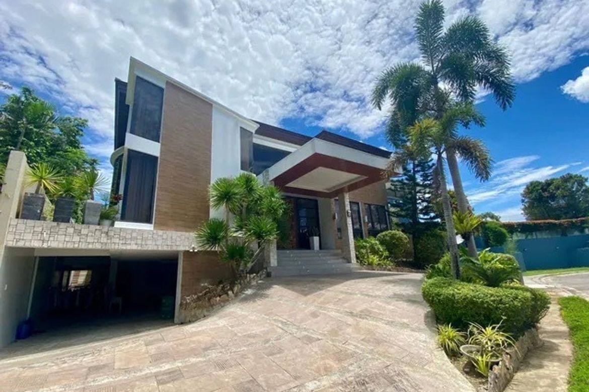 6 Bedroom House for Sale in Inchican, Silang, Cavite