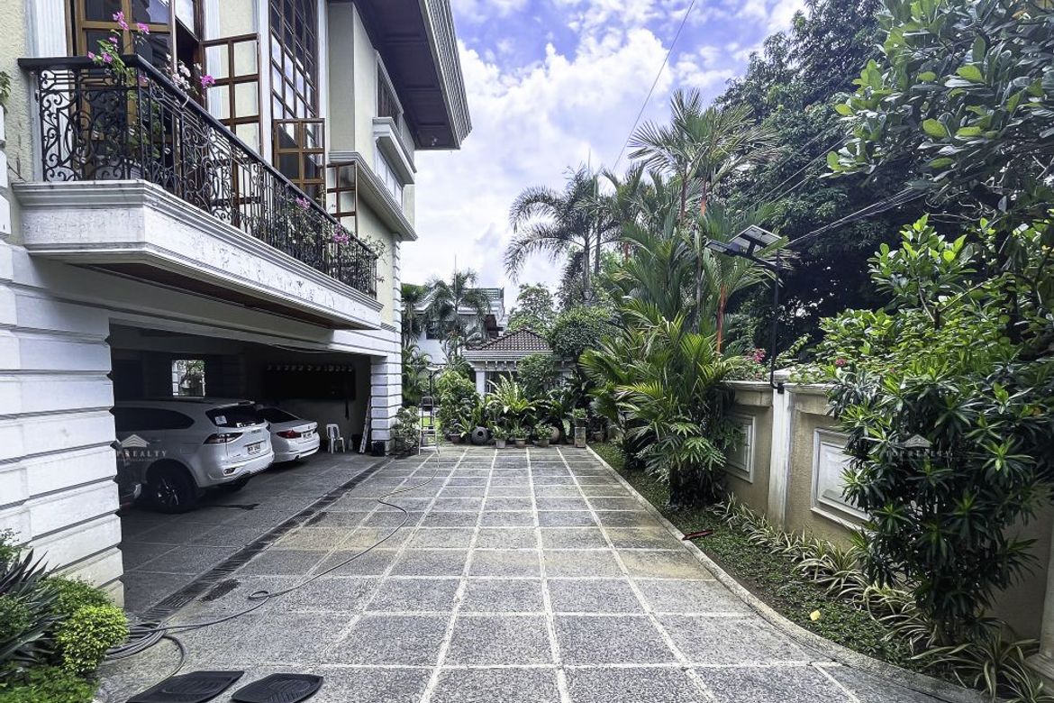 6 Bedroom House for Sale in LOYOLA GRAND VILLAS, Ramon Magsaysay, Quezon City, Metro Manila near LRT-1 Roosevelt – photo 2