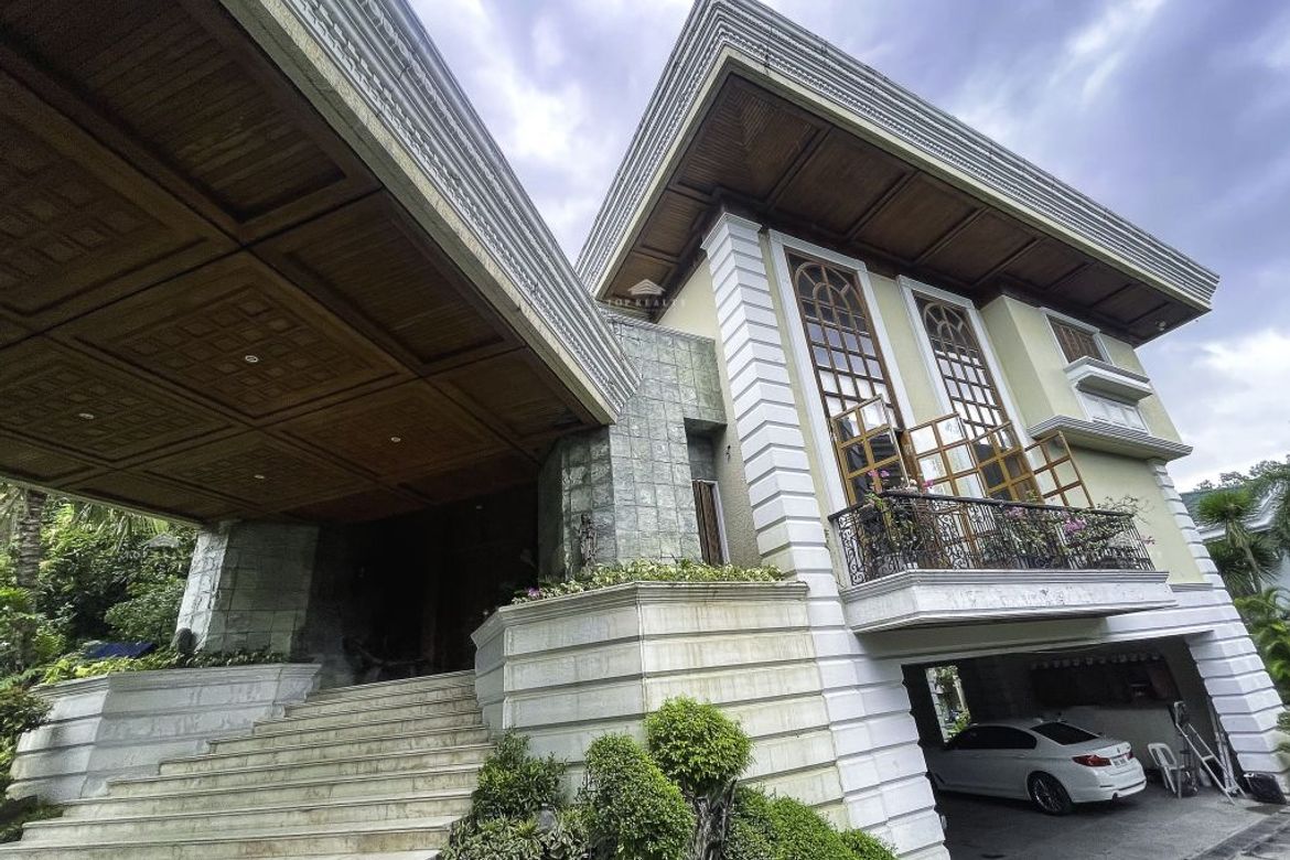 6 Bedroom House for Sale in LOYOLA GRAND VILLAS, Ramon Magsaysay, Quezon City, Metro Manila near LRT-1 Roosevelt